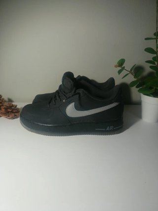 Nike Air Force 1 Negras con Swoosh Blanco