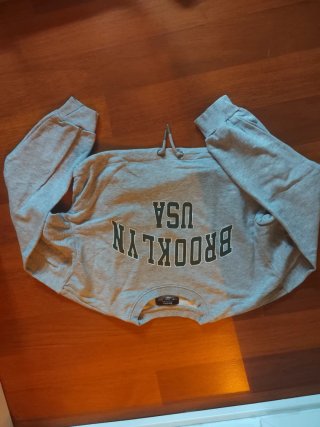 Sudadera corta Bershka Brooklyn USA gris