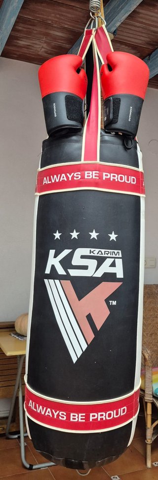 Saco de boxeo Karim y guantes rojos