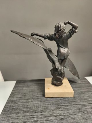Figura de Bronce con Base de Piedra Josep Bofill