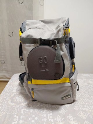 Mochila de montaña gris y amarilla