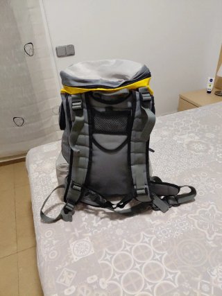 Mochila de montaña gris y amarilla