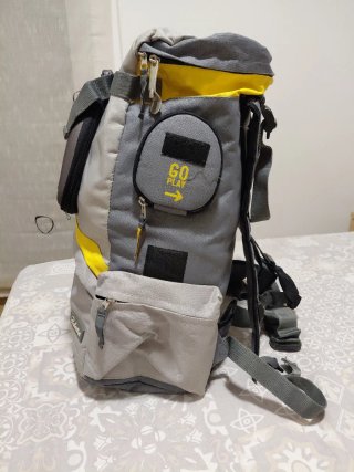 Mochila de montaña gris y amarilla