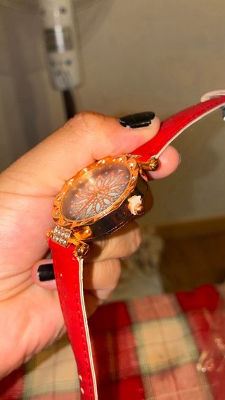 Reloj de pulsera dorado con correa roja