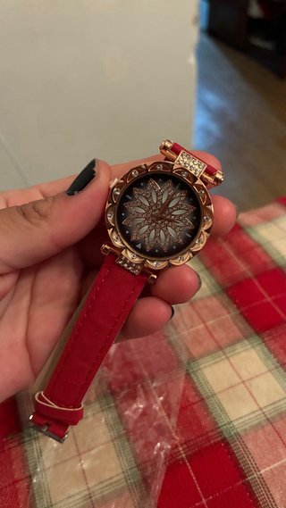 Reloj de pulsera dorado con correa roja