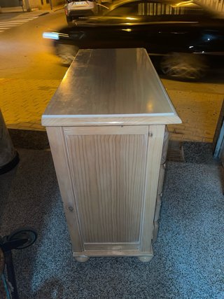 Cómoda de madera clara
