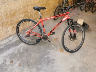 Bicicleta de montaña roja
