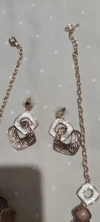 Conjunto de Bisutería Dorado. Pendientes y collar