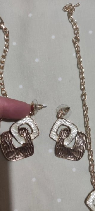 Conjunto de Bisutería Dorado. Pendientes y collar