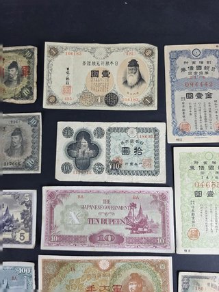Lote 14 billetes y bonos japoneses históricos
