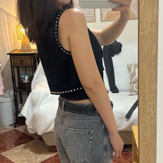 Chaleco de ante negro con tachuelas
