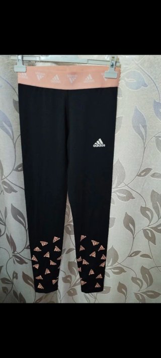 Mallas Adidas Negras con Estampado salmón