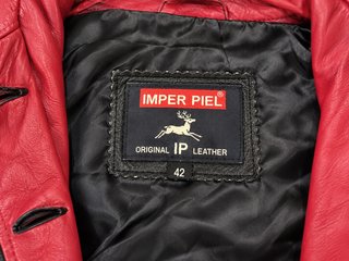 Chaqueta larga de piel negra y roja con capucha