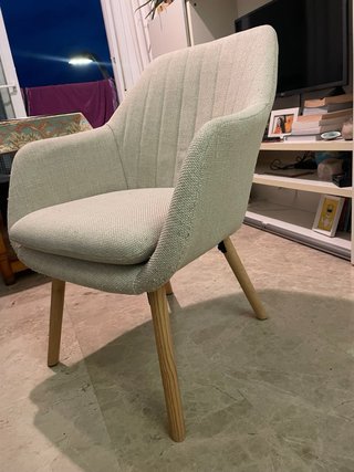 Sillón de tela beige