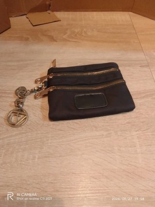 Cartera negra con llavero