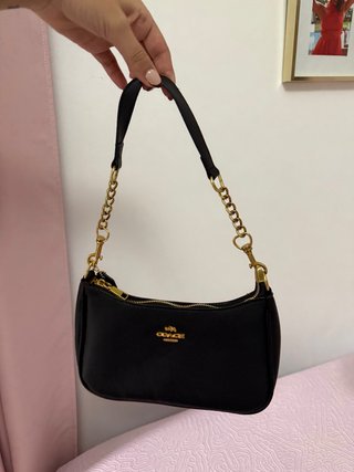Bolso negro con cadena dorada