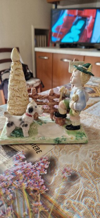 Soprammobile in ceramica con bambino e cane
