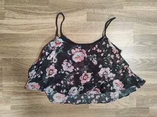 Crop top floral de tirantes con volantes