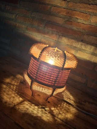 Lámpara de mesa de bambú y rafia