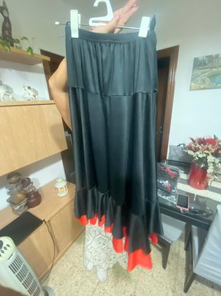 Falda Negra con Volantes Rojos