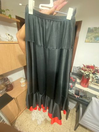 Falda Negra con Volantes Rojos