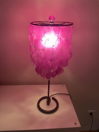 Lámpara de mesa decorativa rosa