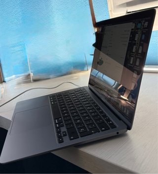 MacBook Air 13” 2020 Intel i5 · 8GB · 512GB SSD