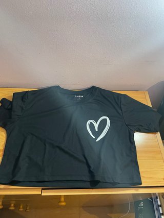 Camiseta SHEIN negra con corazón blanco Talla S