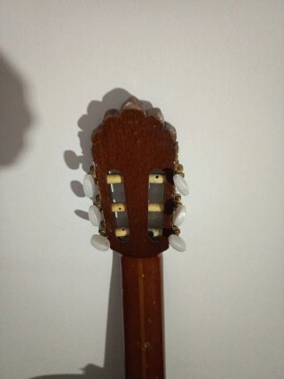 Estantería con forma de guitarra