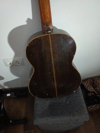 Estantería con forma de guitarra