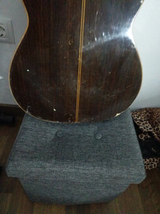 Estantería con forma de guitarra