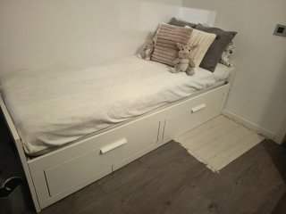 Cama individual blanca con cajones