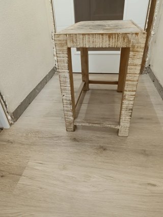 Mesita auxiliar de madera rústica