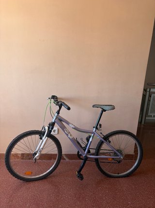 Bicicleta junior (10-15 años). Decathlon morada.