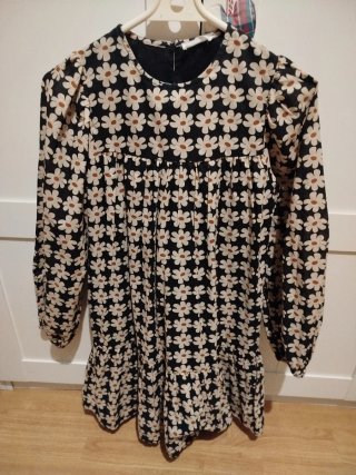Vestido estampado floral negro con flores beige.