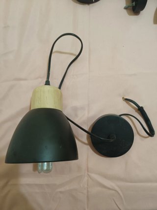 Lámpara colgante negra y madera