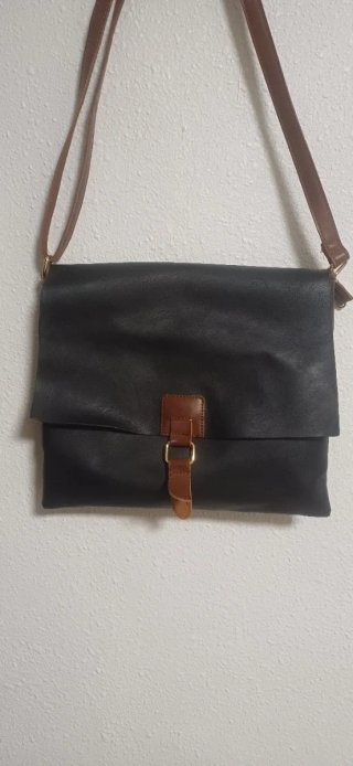 Bolso de hombro negro con detalles marrones