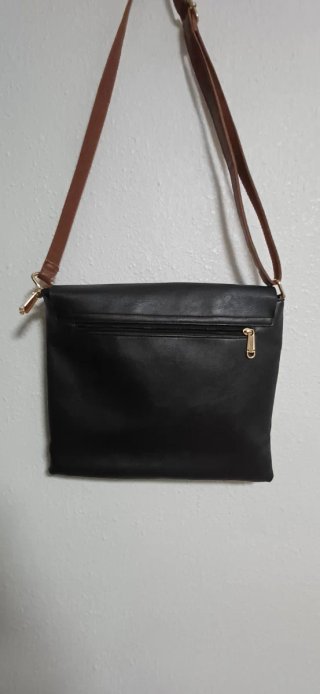 Bolso de hombro negro con detalles marrones