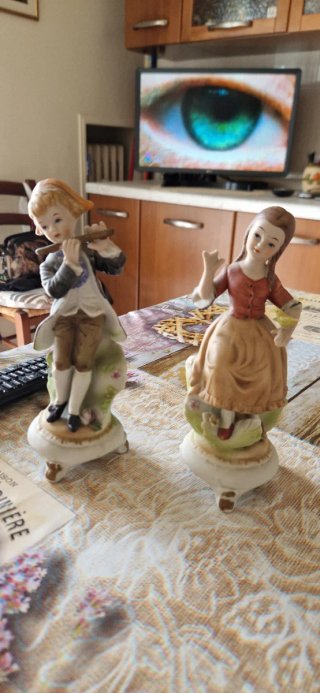 Coppia di statuine in porcellana