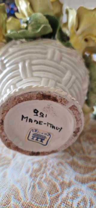 Vaso a forma di cesto con fiori in ceramica