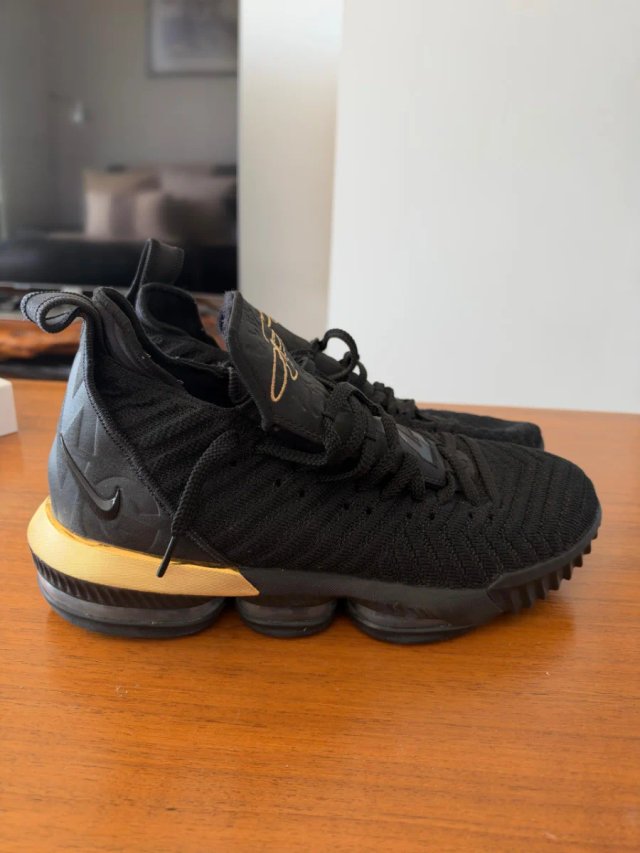 Zapatillas Nike LeBron Negras y Doradas 2016