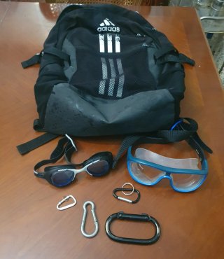Mochila Adidas, Gafas y Mosquetones 3,50 € todo