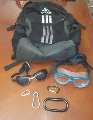 Mochila Adidas, Gafas y Mosquetones 3,50 € todo