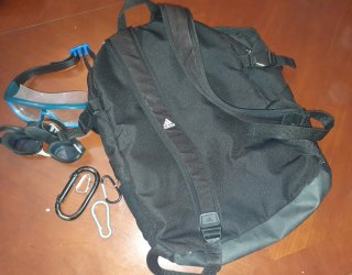 Mochila Adidas, Gafas y Mosquetones 3,50 € todo