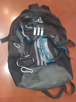 Mochila Adidas, Gafas y Mosquetones 3,50 € todo