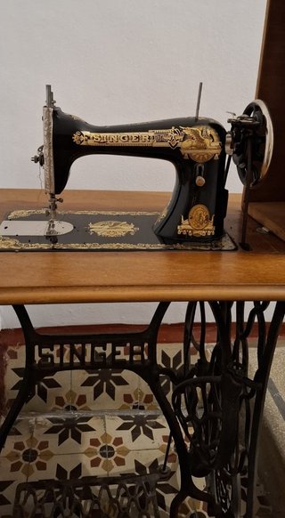 Máquina de coser Singer antigua 1915 con mueble