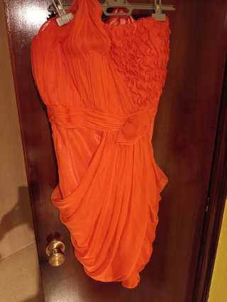Vestido para boda de día en color coral.