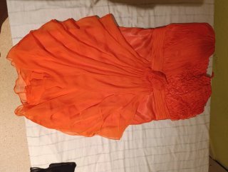 Vestido para boda de día en color coral.