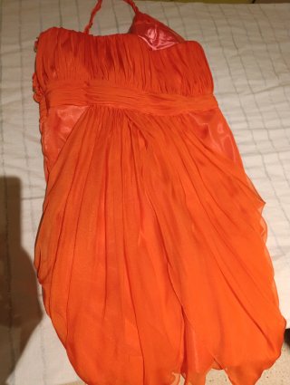 Vestido para boda de día en color coral.
