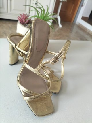 Zapatos de tacón Zara dorados con hebilla